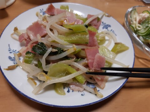 チンゲン菜とベーコンともやしの野菜炒め